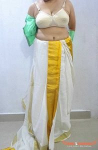 சாரி அணிந்த ஆண்டி